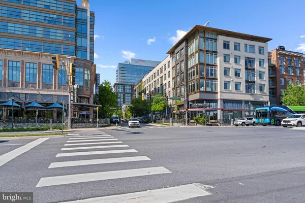 $1,988 | 11710 Old Georgetown Road, Unit 820, North Bethesda, MD 20852