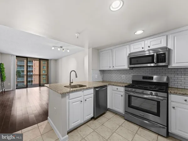 $1,988 | 11710 Old Georgetown Road, Unit 820, North Bethesda, MD 20852