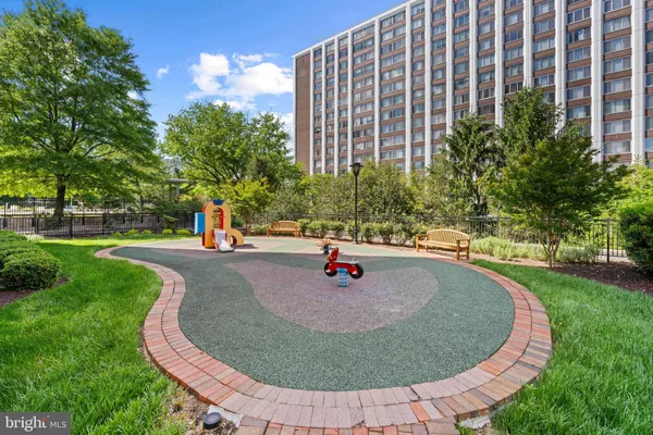 $1,988 | 11710 Old Georgetown Road, Unit 820, North Bethesda, MD 20852