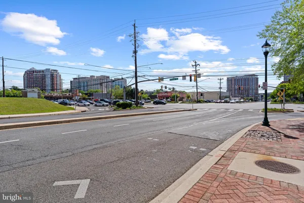 $1,988 | 11710 Old Georgetown Road, Unit 820, North Bethesda, MD 20852