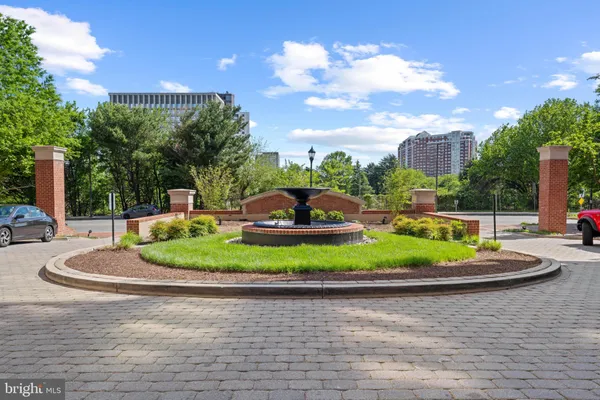 $1,988 | 11710 Old Georgetown Road, Unit 820, North Bethesda, MD 20852