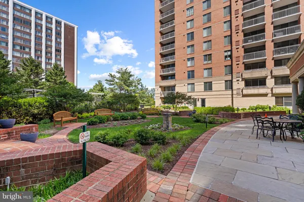 $1,988 | 11710 Old Georgetown Road, Unit 820, North Bethesda, MD 20852