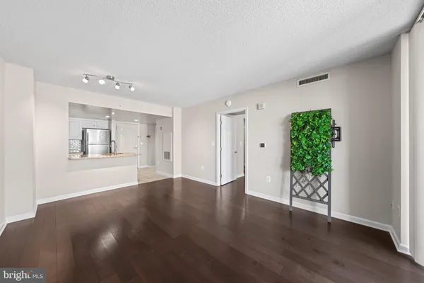 $1,988 | 11710 Old Georgetown Road, Unit 820, North Bethesda, MD 20852