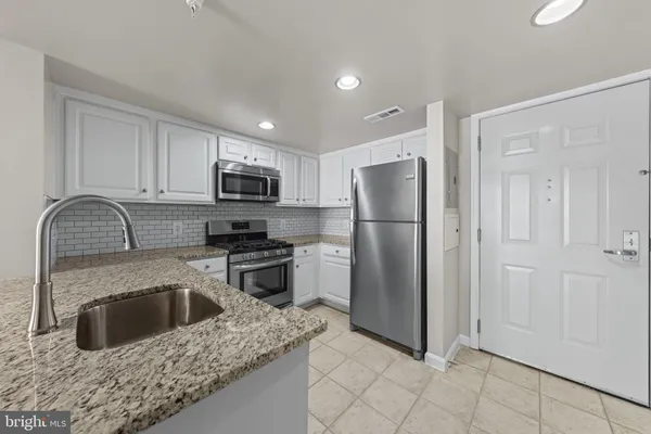 $1,988 | 11710 Old Georgetown Road, Unit 820, North Bethesda, MD 20852