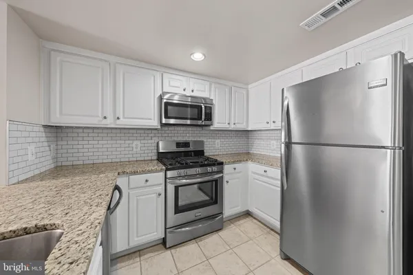 $1,988 | 11710 Old Georgetown Road, Unit 820, North Bethesda, MD 20852