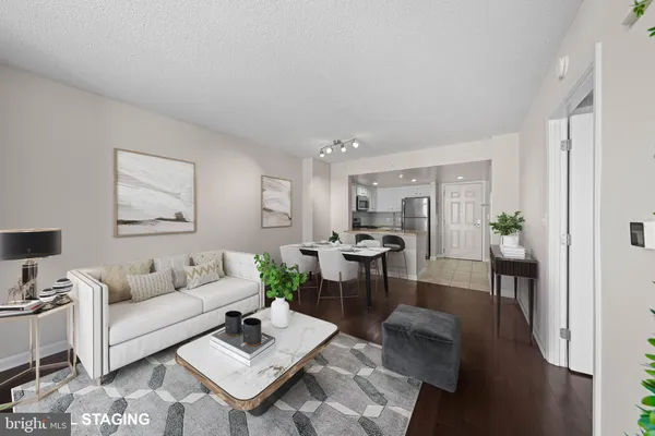 $1,988 | 11710 Old Georgetown Road, Unit 820, North Bethesda, MD 20852