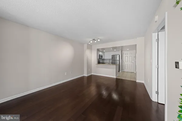 $1,988 | 11710 Old Georgetown Road, Unit 820, North Bethesda, MD 20852