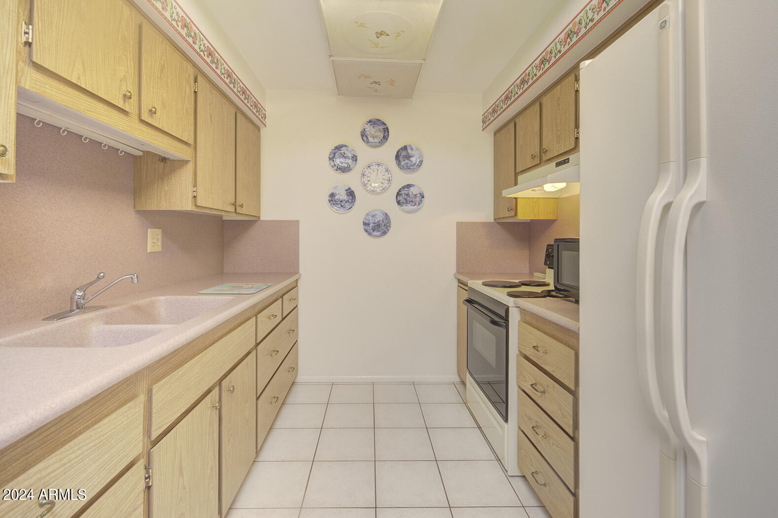 10050 West Royal Oak Road, Unit H Sun City, AZ 85351 - Photo 4 of 13 Kitchen 3-2