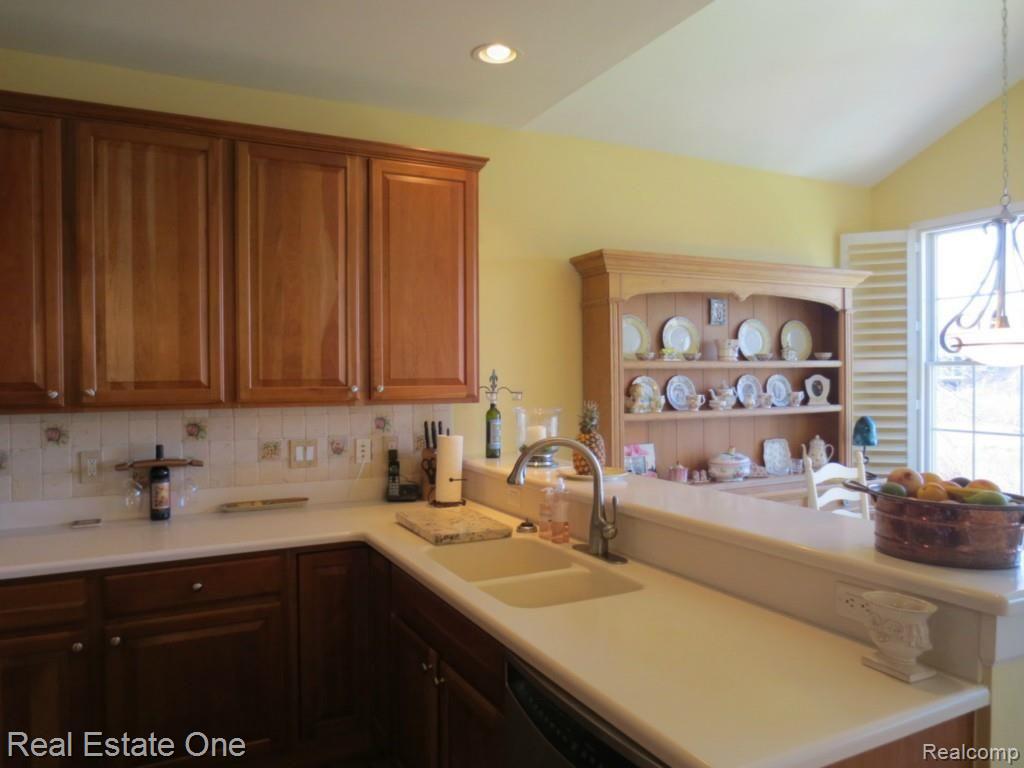 5208 Belmonte Drive, Unit 19 Rochester, MI 48306 - Photo 6 of 34 IMG_6278 - Copy.jpg