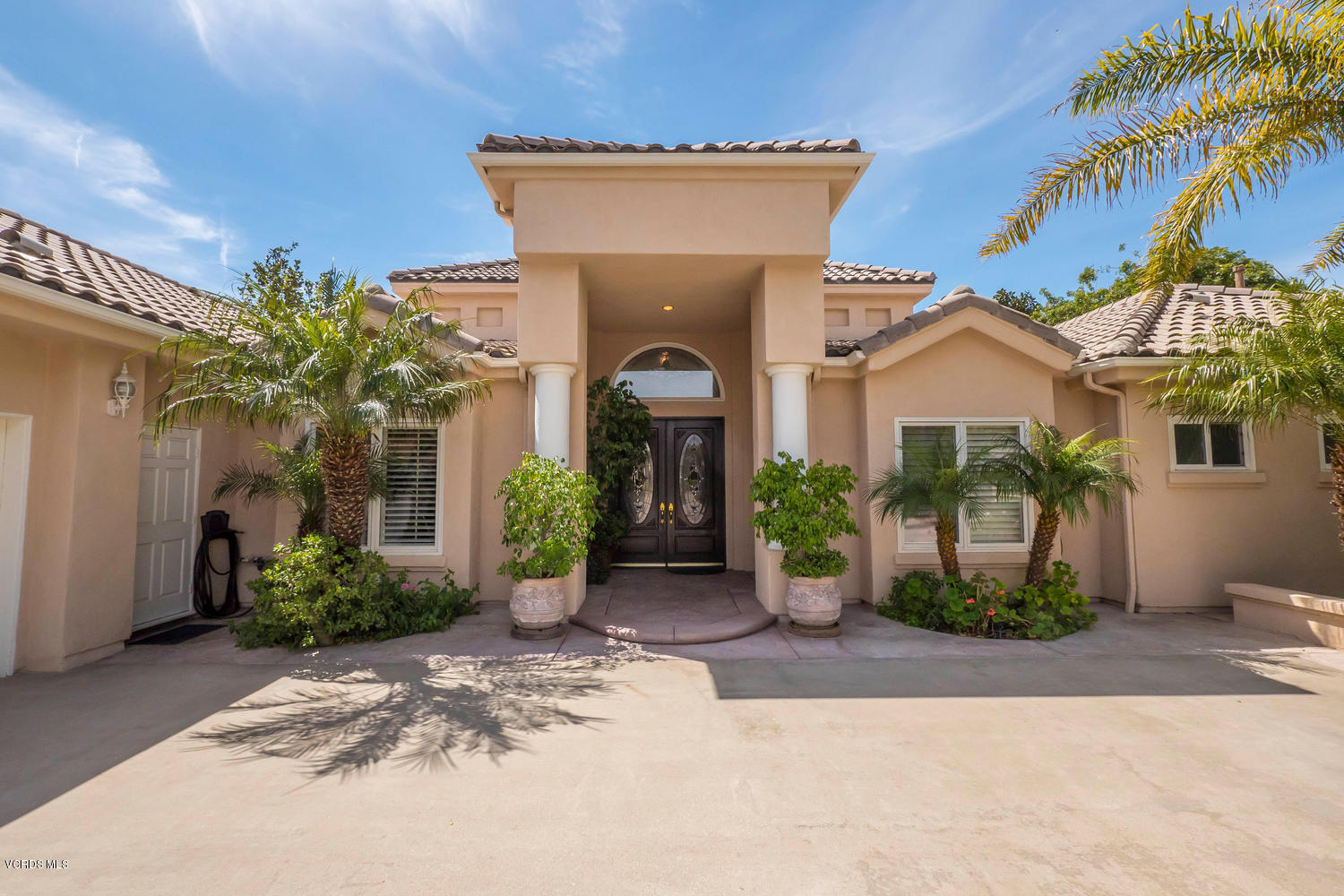 11112 Red Barn Road Camarillo, CA 93012 - Photo 5 of 54 a front view of a house with garden