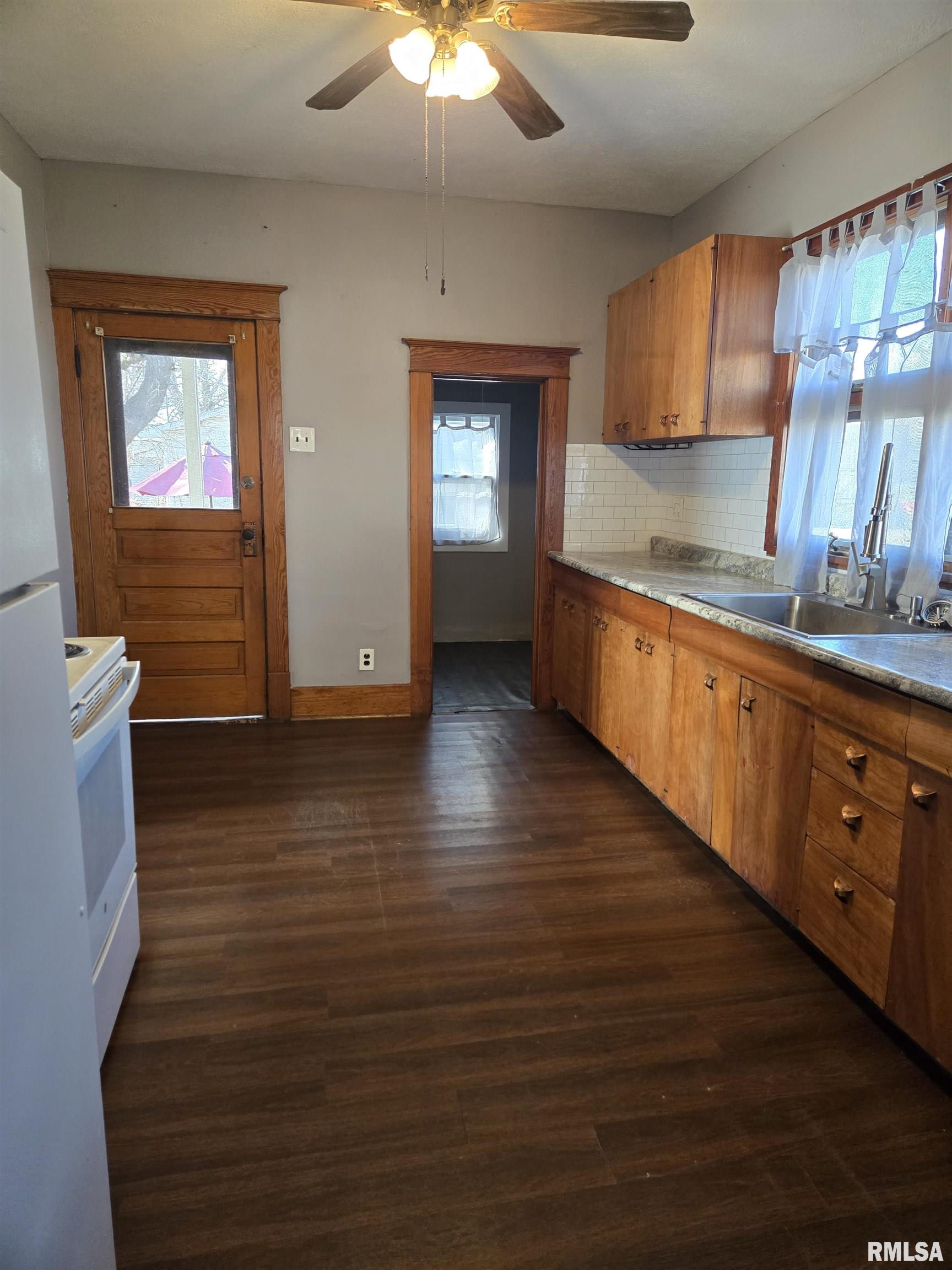 134 North Ave D Canton, IL 61520 - Photo 10 of 26