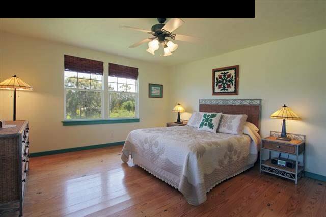 260 Awalau Road Haiku, HI 96708 - Photo 8 of 30 a bedroom with a bed and a window