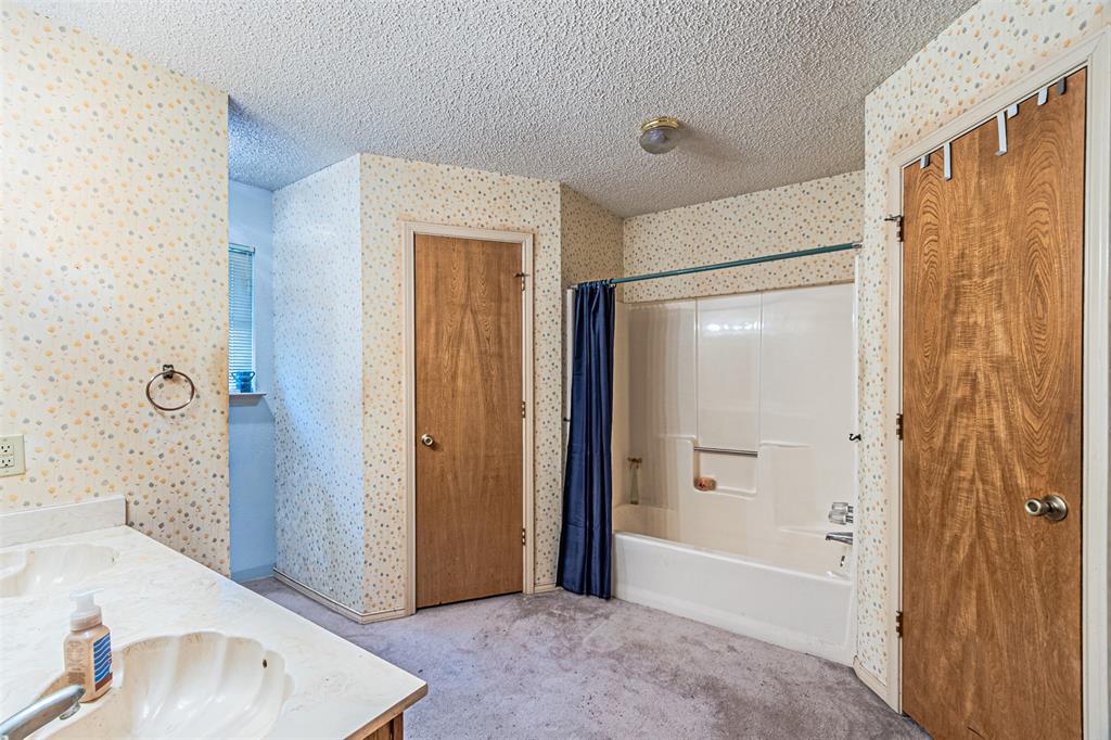 108 Cole Road Red Oak, TX 75154 - Photo 23 of 30 a spacious bathroom with a tub and shower
