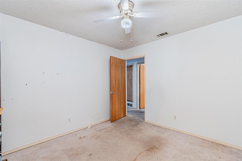 108 Cole Road Red Oak, TX 75154 - Photo 26 of 30 an empty room with a chandelier fan and closet area