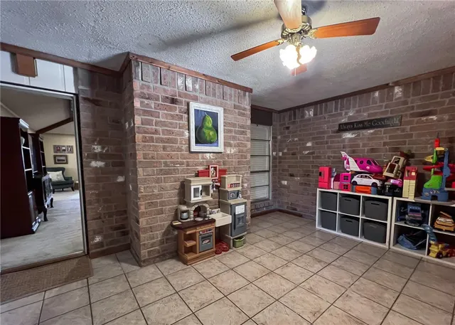 a view of livingroom with furniture