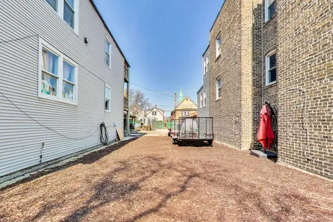 a view of a backyard