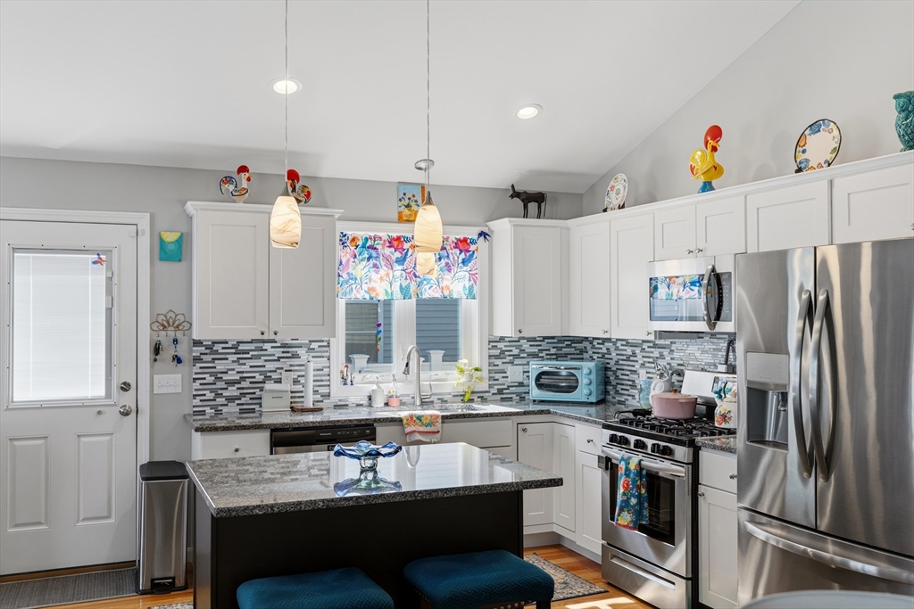 357 County Street Fall River, MA 02723 - Photo 7 of 33