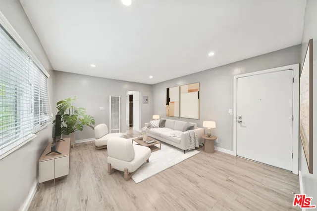 $1,933 | 252 South New Hampshire Avenue, Unit 4, Los Angeles, CA 90004