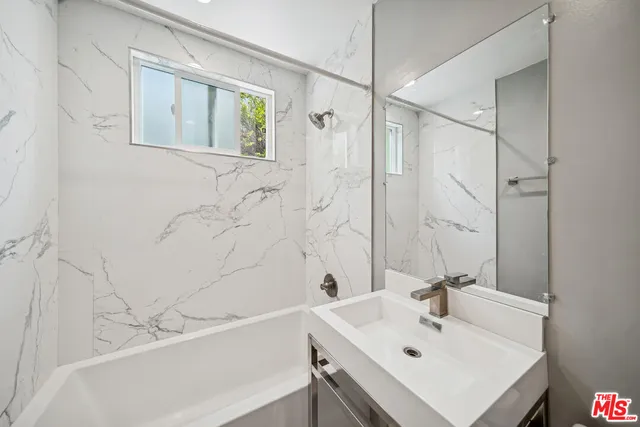 $1,933 | 252 South New Hampshire Avenue, Unit 4, Los Angeles, CA 90004