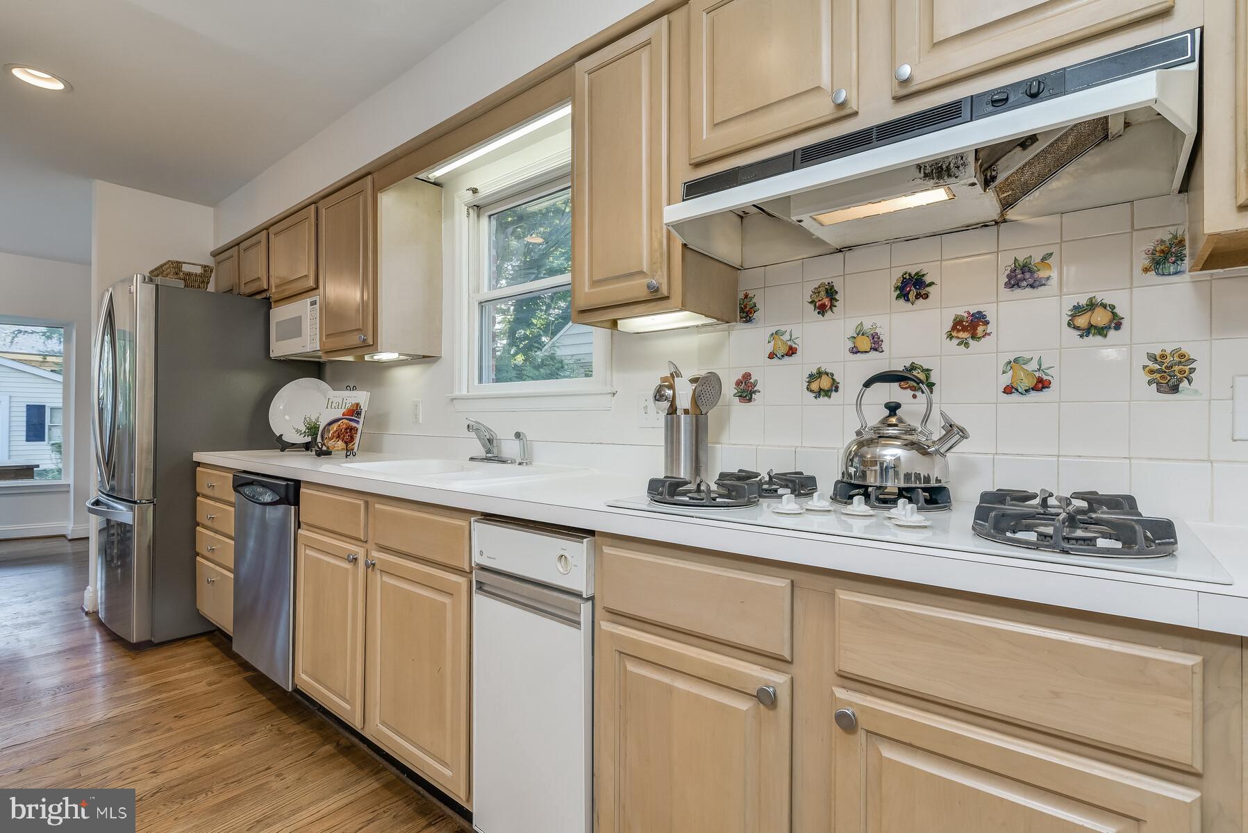 5717 Ogden Road Bethesda, MD 20816 - Photo 11 of 58 Decorative tile backsplash