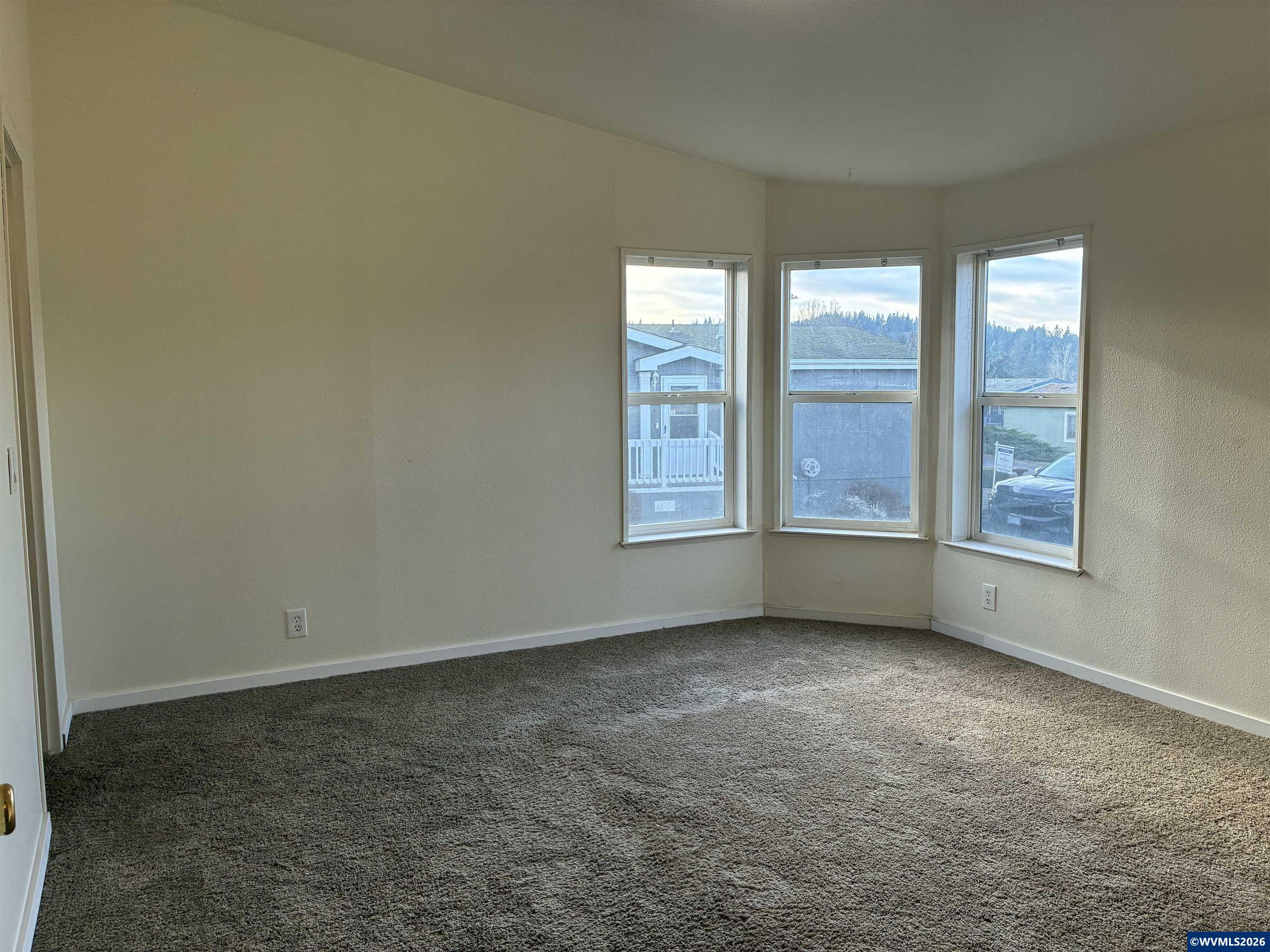 2000 Robins Lane Southeast, Unit 7 Salem, OR 97306 - Photo 24 of 39 an empty room with windows