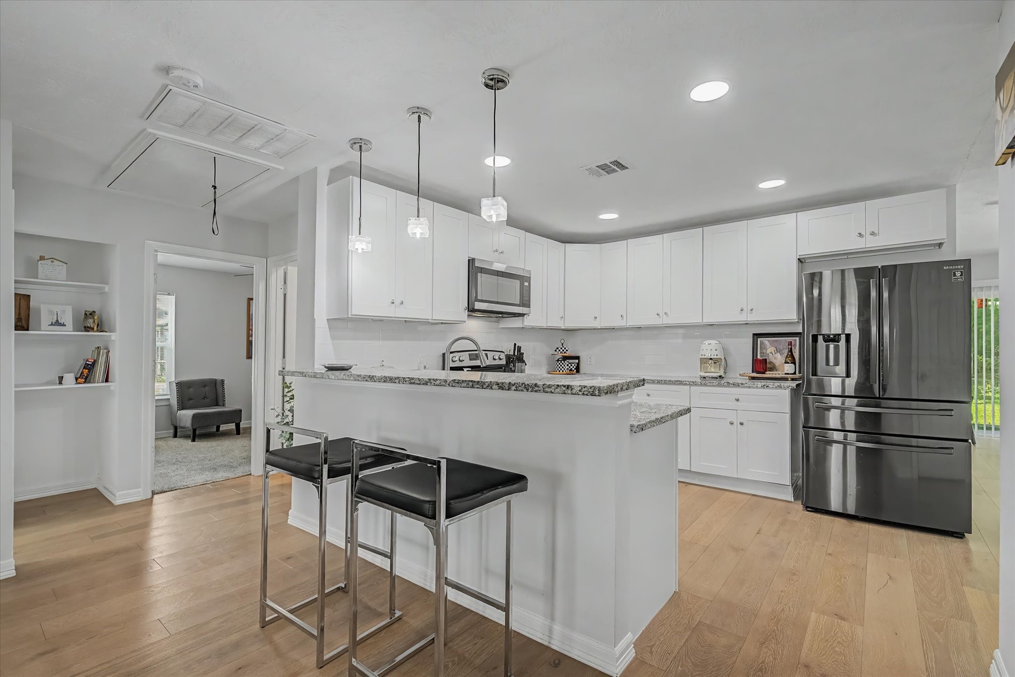 6834 New York Street Houston, TX 77021 - Photo 6 of 39 Enjoy gorgeous raised breakfast bar with stylish pendant lighting.