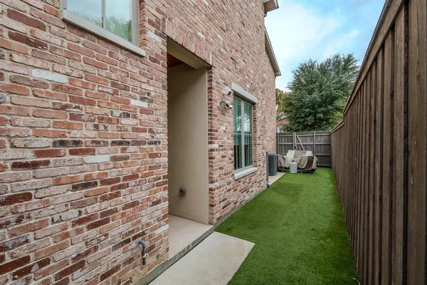 a view of a back yard