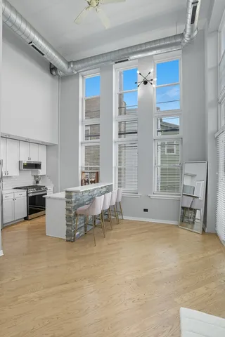 $410,000 | 3550 West Montrose Avenue, Unit 107, Chicago, IL 60618