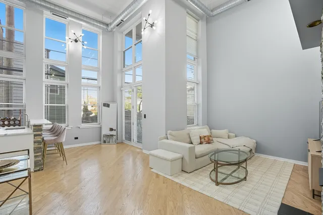 $410,000 | 3550 West Montrose Avenue, Unit 107, Chicago, IL 60618