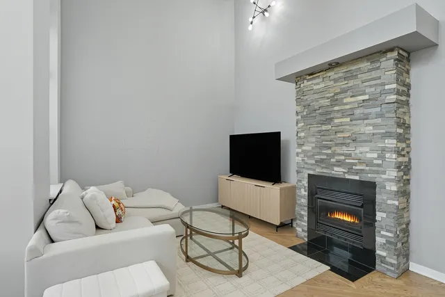 $410,000 | 3550 West Montrose Avenue, Unit 107, Chicago, IL 60618