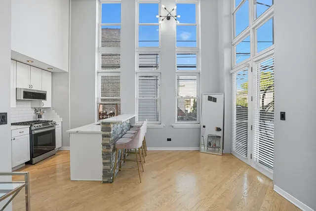 $410,000 | 3550 West Montrose Avenue, Unit 107, Chicago, IL 60618