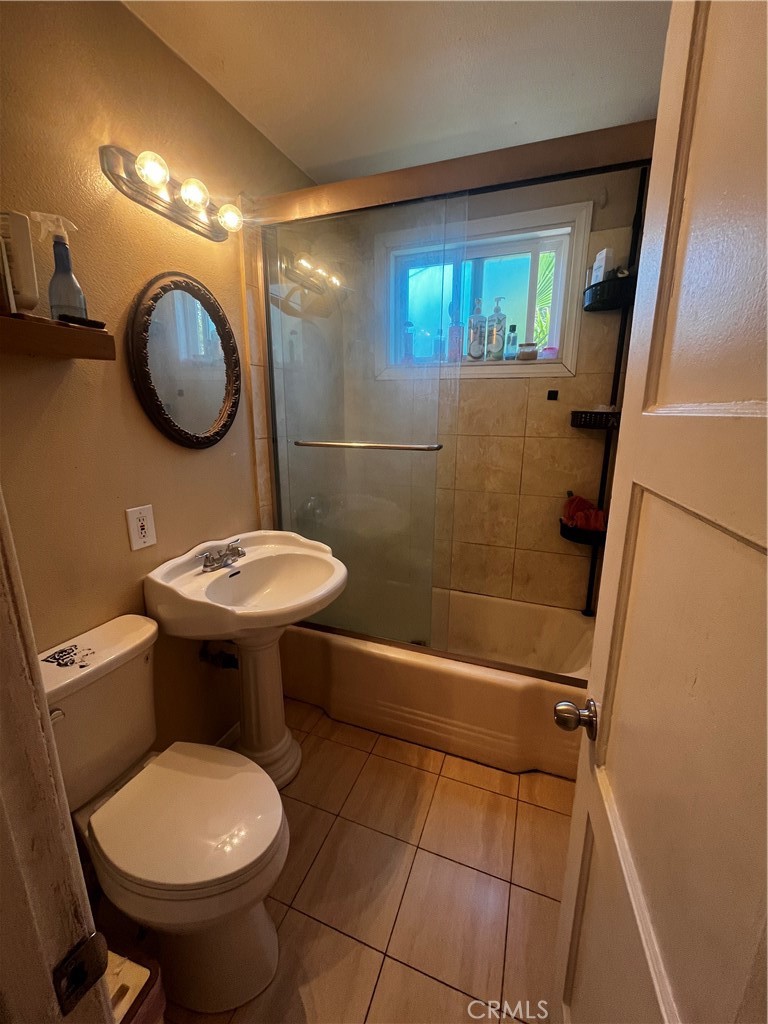 1609 West 166th Street Compton, CA 90220 - Photo 4 of 19 LARGE BATHROOM IN HALLWAY