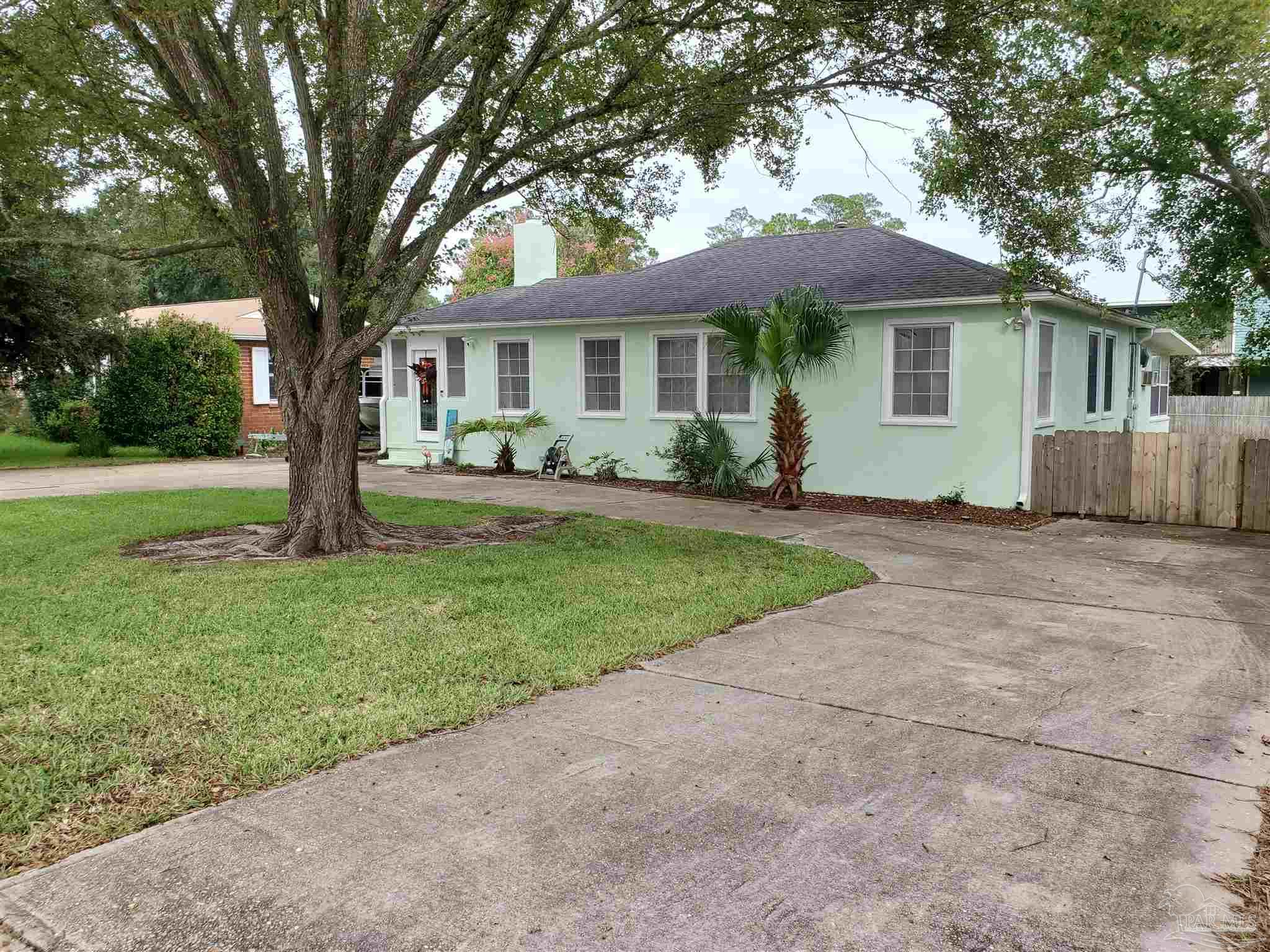 417 Gibbs Road Pensacola, FL 32507 - Photo 2 of 40 Wrap around concrete driveway