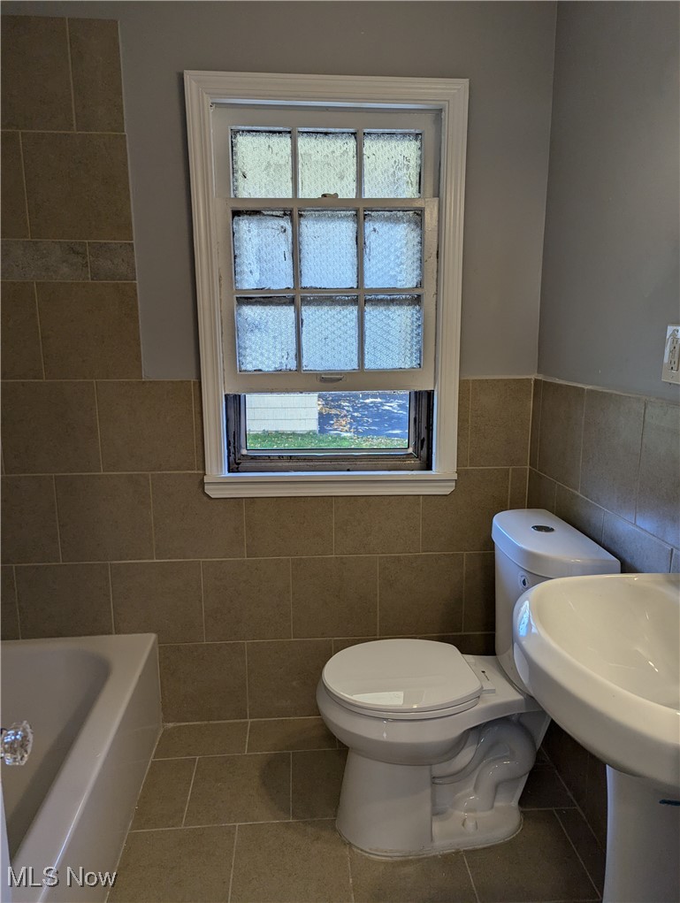 18518 Newell Road Beachwood, OH 44122 - Photo 8 of 24 1st Fl Bathroom