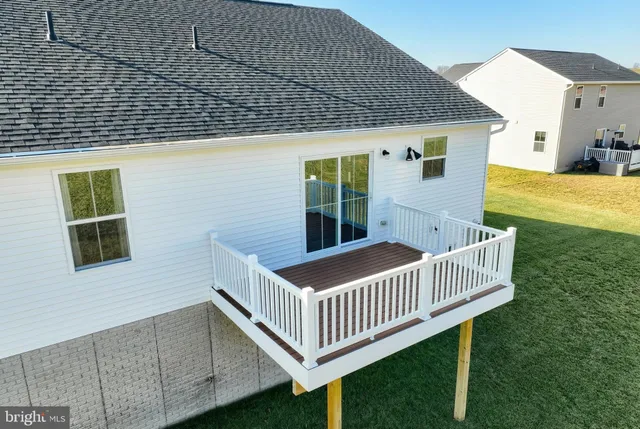 a view of empty room with window