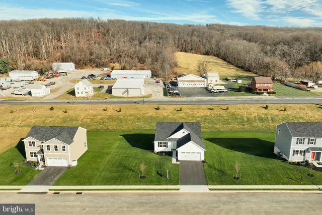 a view of a house with backyard