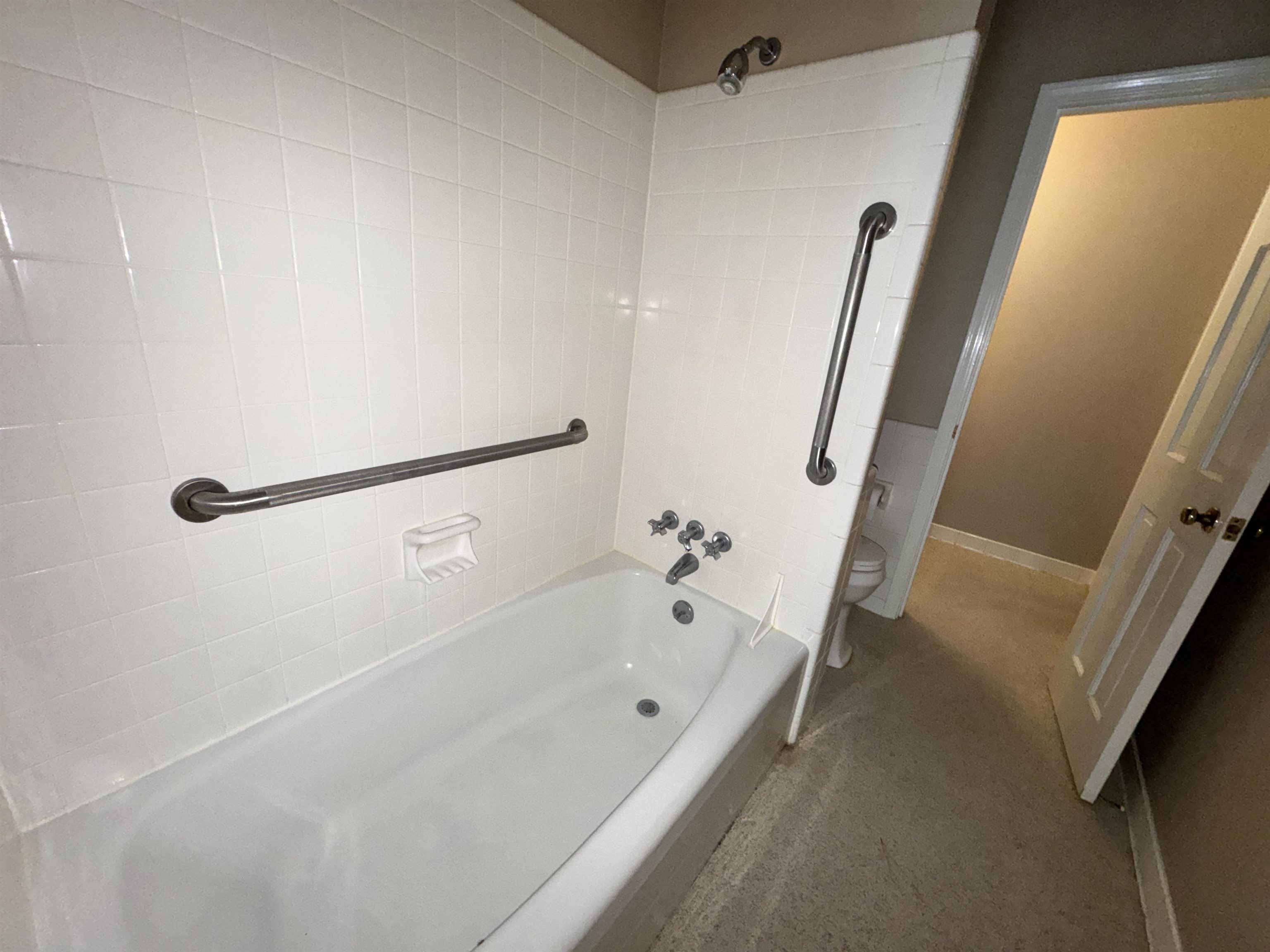 1979 Kirby Parkway Memphis, TN 38119 - Photo 20 of 28 a bathroom with a bathtub