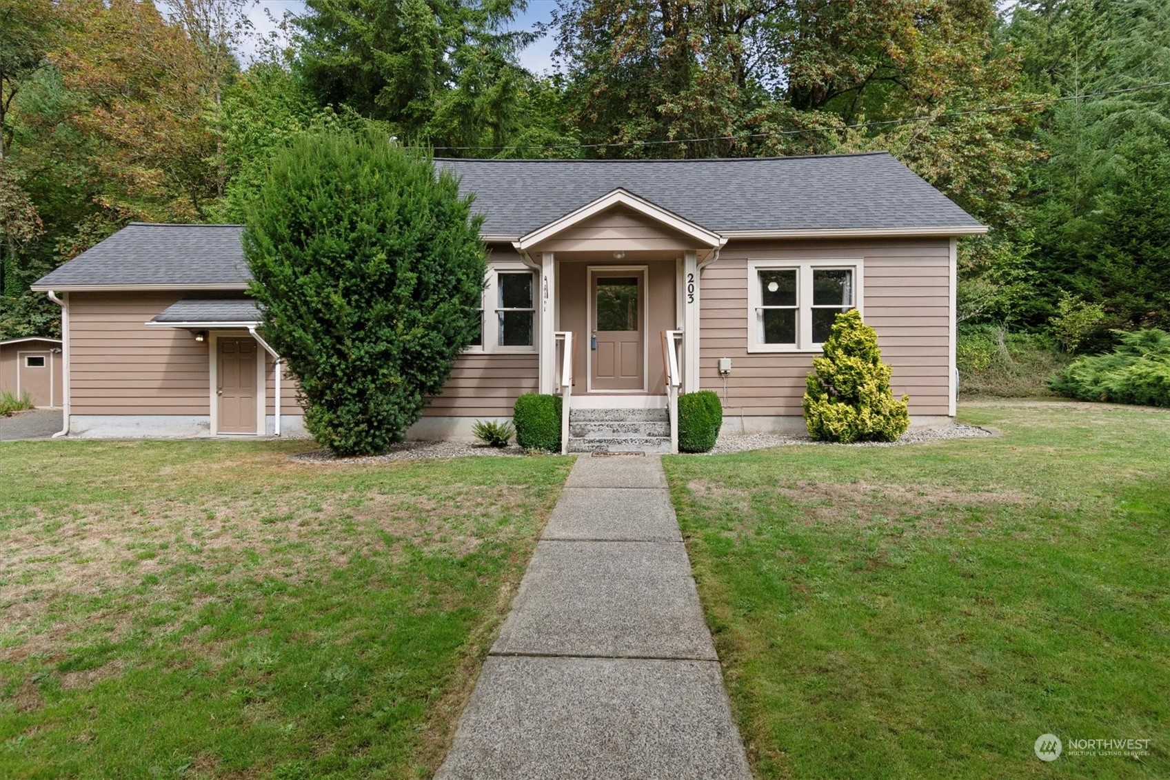 203 Don Martin Road Longview, WA 98632 - Photo 2 of 39 a front view of a house with garden