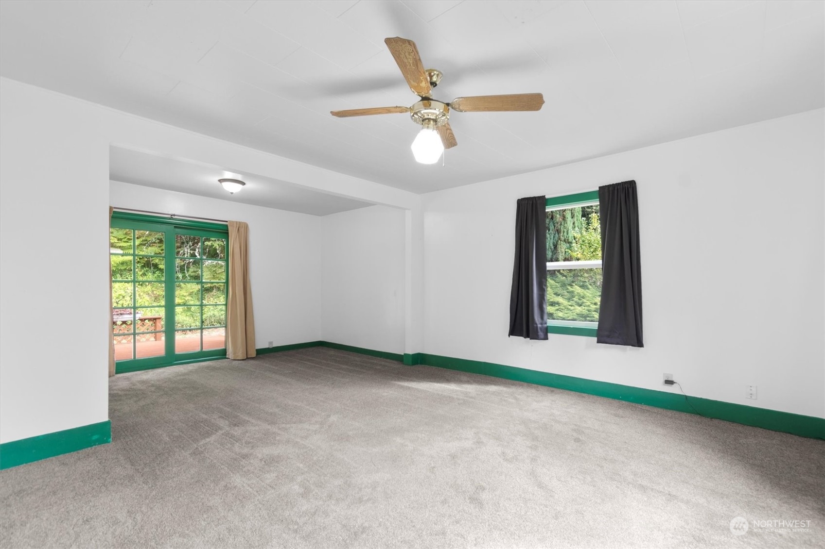 203 Don Martin Road Longview, WA 98632 - Photo 7 of 39 an empty room with windows and ceiling fan