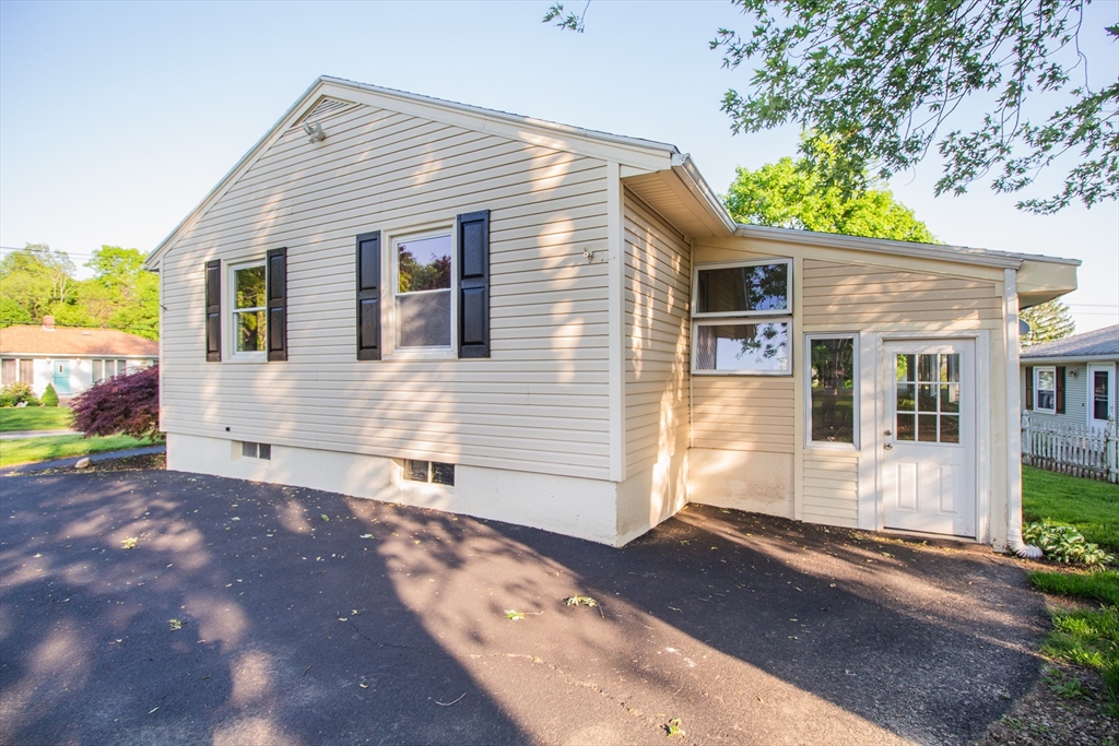 17 Wedgewood Road Worcester, MA 01602 - Photo 5 of 27 Gallery Image 5