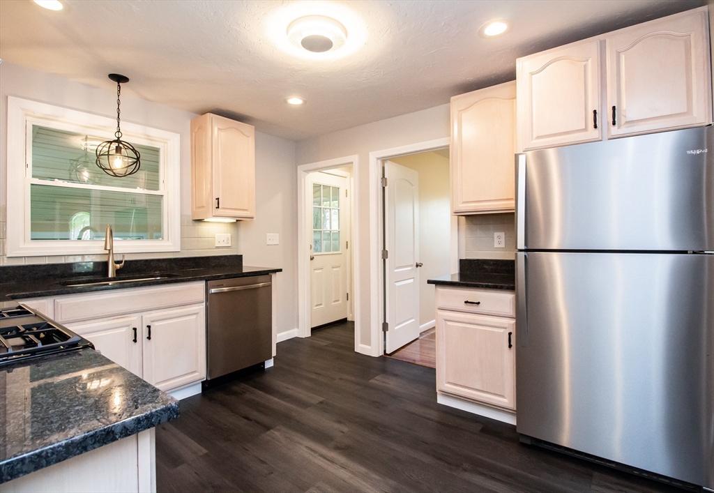 17 Wedgewood Road Worcester, MA 01602 - Photo 9 of 27 Gallery Image 9