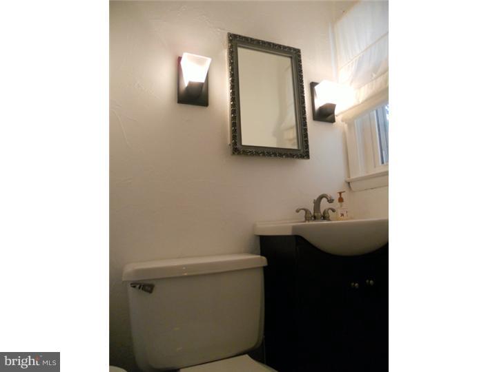 841 East Cathedral Road Philadelphia, PA 19128 - Photo 20 of 25 Bathroom