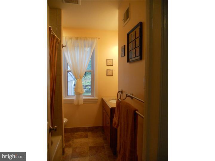 841 East Cathedral Road Philadelphia, PA 19128 - Photo 10 of 25 Bathroom
