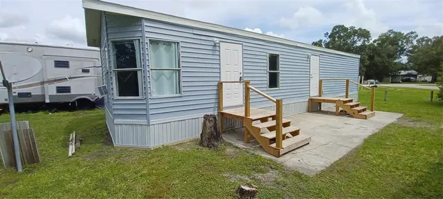 a view of a house with a backyard
