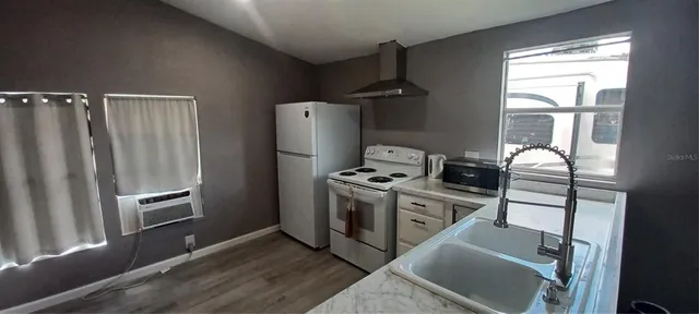 a view of entryway with a bathtub