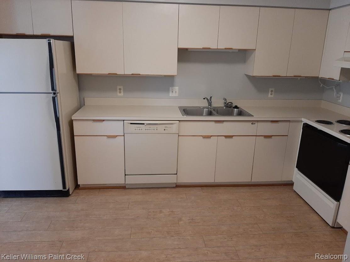 573 Victoria Court Rochester, MI 48307 - Photo 8 of 24 Kitchen2.jpg