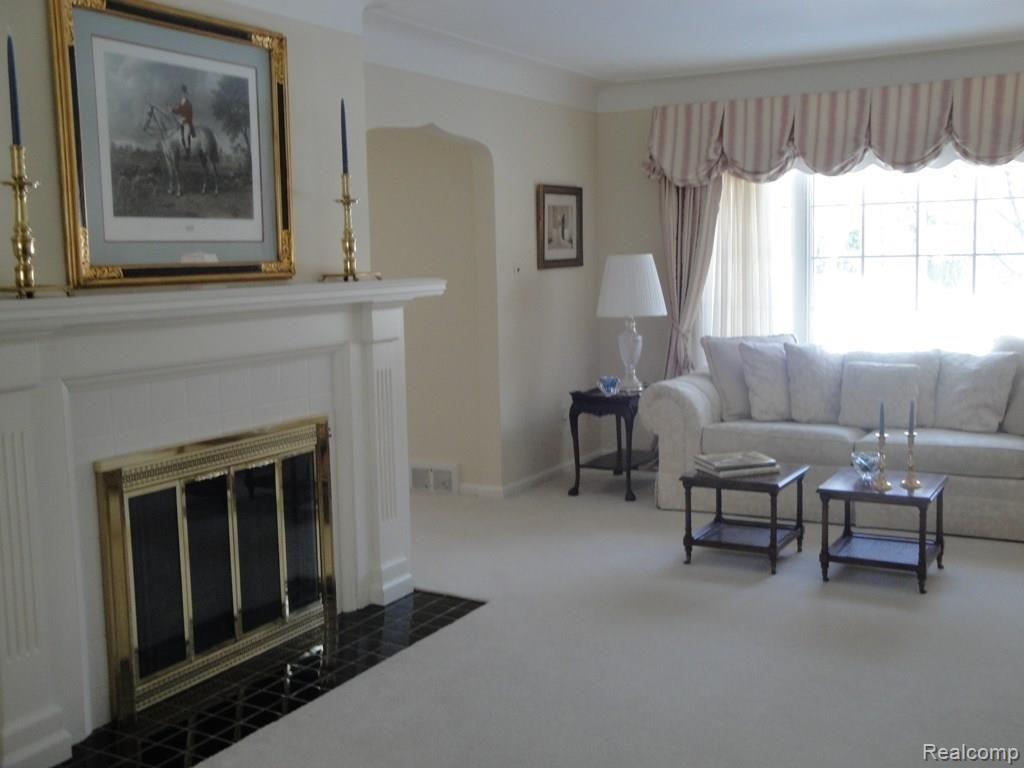 553 Rivard Boulevard Grosse Pointe, MI 48230 - Photo 3 of 16 Living Room