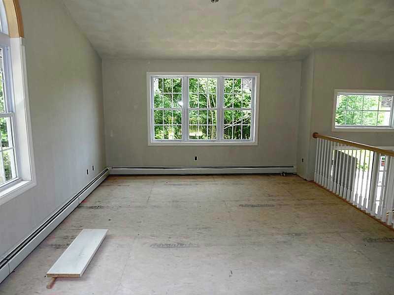 136 Nipmuc Road Scituate, RI 02825 - Photo 3 of 19 Living Room.