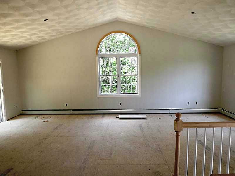 136 Nipmuc Road Scituate, RI 02825 - Photo 4 of 19 Living Room.