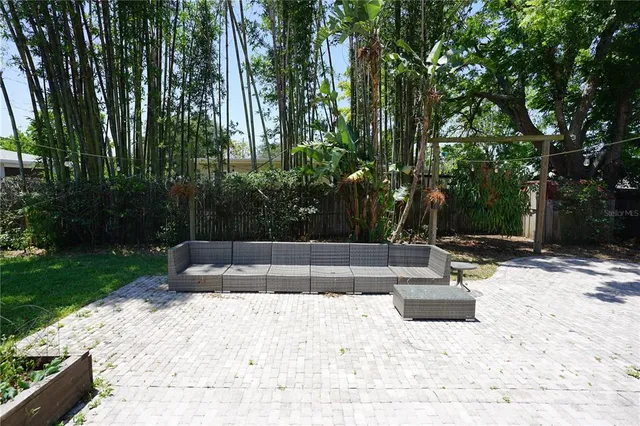 a view of a pathway with house